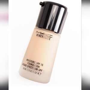 MAC Mineral8ze Moisture SPF 15 Foundation. Shade NW13 NIB 30Ml